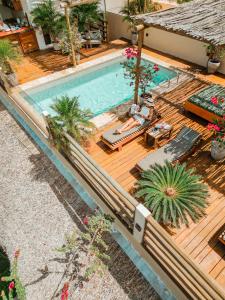 uma vista superior para uma piscina com espreguiçadeiras em Casa Valentini Pousada em Jericoacoara