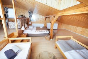 een kamer met 2 bedden in een houten hut bij Penzion Sport in Stary Smokovec