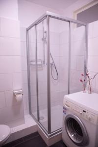 eine Dusche mit Waschmaschine im Bad in der Unterkunft Stilvolles Appartement zwischen Messe und HBF in Essen