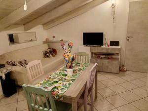 uma sala de estar com uma mesa e um sofá em L’Angolo di Pace em Massa Lombarda