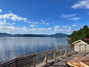 クリスティアンスンにあるVilla Blue Dreamの木製のドックが備わる大きな湖の景色を望めます。
