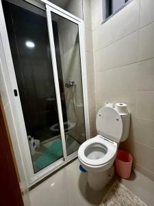 een badkamer met een toilet en een glazen douche bij Modern Apartment in Praia Baixo - 1 min Walking to Beach in Praia Baixo