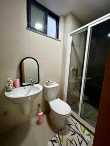 een badkamer met een toilet, een wastafel en een douche bij Modern Apartment in Praia Baixo - 1 min Walking to Beach in Praia Baixo