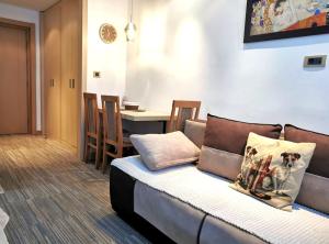ein Wohnzimmer mit einem Sofa und einem Tisch in der Unterkunft Premia Apartments Konaci in Kopaonik
