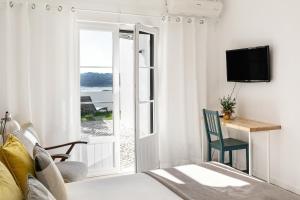 フォス・ド・アレーリョにあるSilver Coast - Casa da Lagoaのベッドルーム1室(ベッド1台、デスク、窓付)