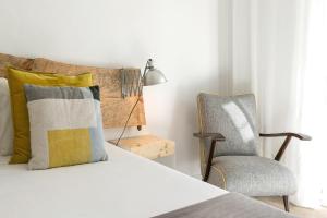 フォス・ド・アレーリョにあるSilver Coast - Casa da Lagoaのベッドルーム1室(ベッド1台、椅子付)