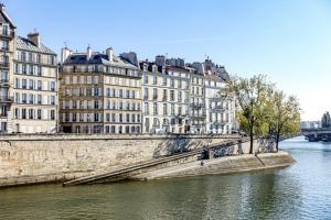 rzeka z budynkami po stronie mostu w obiekcie Bel appartement à Ile saint Louis, Paris centre w Paryżu
