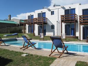 un par de sillas sentadas junto a una piscina en Altos de La Balconada, en La Paloma