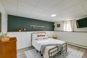 ein Schlafzimmer mit einem Bett und einer grünen Wand in der Unterkunft Glenburn Vacation Rental Close to Trails! in West Glenburn