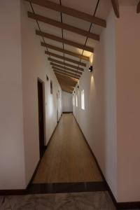 un pasillo vacío con paredes blancas y techo en Seasons Hotel en Kurunegala
