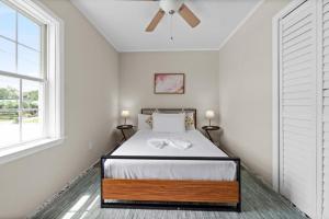 een slaapkamer met een bed en een plafondventilator bij Viagem Beach Style 2BR 100 Meters to the Beach in Myrtle Beach