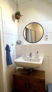 a bathroom with a sink and a mirror at Schickes 2-Zimmer Appartement Messe Rü Innenstadt in Essen