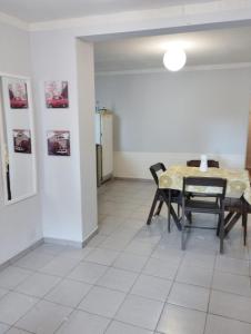- une salle à manger avec une table et des chaises dans l'établissement Cafaro, à San Miguel de Tucumán
