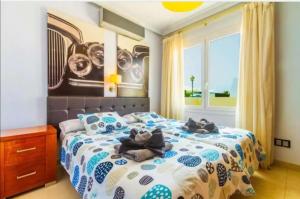 Un dormitorio con una cama con toallas. en Villa Mar, en Playa Blanca 17 fotos más