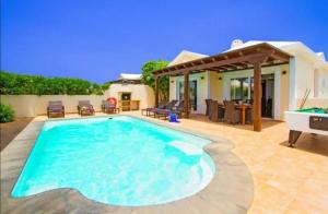 una piscina en el patio trasero de una casa en Villa Mar, en Playa Blanca