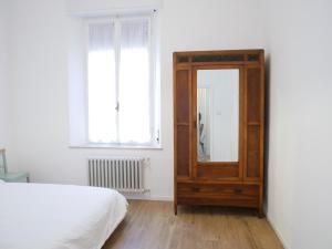 una camera da letto con cassettiera e specchio accanto a un letto di Anita Bnb Rimini a Rimini