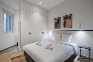 ein weißes Schlafzimmer mit einem großen weißen Bett. in der Unterkunft B.Appart 6Pers#2Bedrooms#VictorHugo#ArcDeTriomphe in Paris