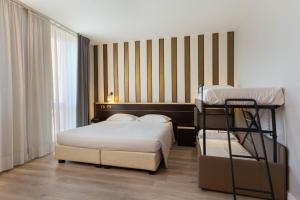 1 dormitorio con 2 camas y 1 litera en Hotel Ristorante Al Mulino, en Alessandria