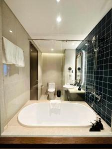 La salle de bains est pourvue d'une baignoire, de toilettes et d'un lavabo. dans l'établissement Apec Mandala Mũi Né - Phan Thiết, à Phan Thiết