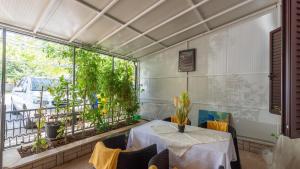 达伊拉Apartments Vorfi的一间有桌子、椅子和窗户的房间