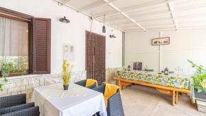 达伊拉Apartments Vorfi的一间有桌椅的会议室 更多23张照片