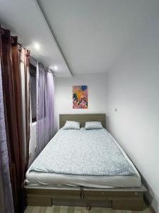 Un pat sau paturi într-o cameră la St. John's Apartment