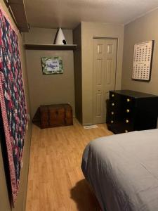 ein Schlafzimmer mit einem Bett, einer Kommode und einer Tür in der Unterkunft The Air Capitol Cottage in Leadville