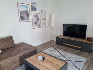 Μια τηλεόραση ή/και κέντρο ψυχαγωγίας στο Glückauf - Gemütliche Ferienwohnung nahe Steinhude