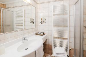 bagno bianco con vasca e servizi igienici di Ferien beim Steiner a Predlitz