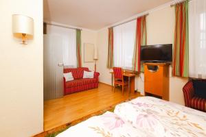 PredlitzにあるFerien beim Steinerのベッドとテレビが備わるホテルルームです。