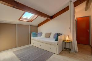 a bedroom with a bed with a skylight at Biscarrosse Bourg - Duplex avec terrasse classé 3 étoiles in Biscarrosse