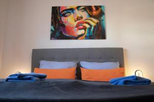 a bedroom with a bed with a painting on the wall at Modern und stilvoll zwischen Innenstadt und Rü in Essen