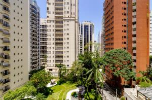 vistas a una ciudad con edificios altos en Três de Julho Flats - Jardins, en São Paulo