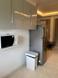 a kitchen with a microwave and a refrigerator at Samui Green Life in Bophut 