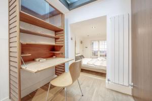 - une chambre avec un placard, un bureau et un lit dans l'établissement Elegant Marylebone Hideaway, à Londres