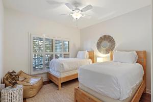 1 dormitorio con 2 camas y ventilador de techo en 5 Silver Moss, en Kiawah Island
