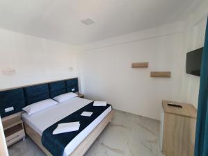 Postel nebo postele na pokoji v ubytování Hotel Vathi