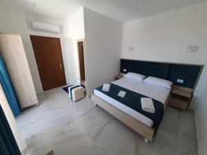 Postel nebo postele na pokoji v ubytování Hotel Vathi