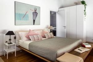 1 dormitorio con 1 cama grande con almohadas rosas en Agriturismo Corte d'acqua, en Abano Terme