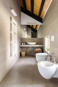 baño con 2 aseos y lavamanos en Agriturismo Corte d'acqua, en Abano Terme