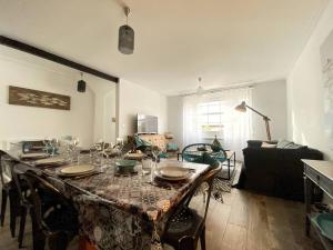 - une table dans le salon avec une table et des chaises dans l'établissement Villa familiale à Arcachon plage, à Arcachon