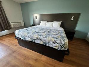 Postel nebo postele na pokoji v ubytování Motel 6 East Syracuse, NY - Airport