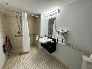 Koupelna v ubytování Motel 6 East Syracuse, NY - Airport