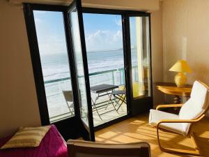 レ・サ​​ーブル・ドロンヌにあるAppartement Les Sables-d'Olonne, 1 pièce, 3 personnes - FR-1-92-607の海の景色を望む客室です。