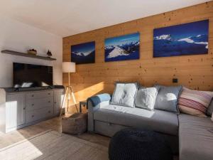 a living room with a couch and a television at Appartement Valmorel, 2 pièces, 6 personnes - FR-1-291-714 in Valmorel