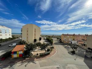 Una vista aérea de una calle de la ciudad con edificios. en T2+cabine, clim, parking privé, 4 pers, Le Barcarès - FR-1-81-430, en Le Barcarès