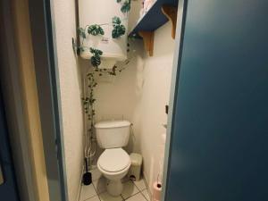 Un baño pequeño con inodoro y lavabo. en T2+cabine, clim, parking privé, 4 pers, Le Barcarès - FR-1-81-430, en Le Barcarès