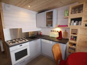 Appartement Les Saisies, 2 pièces, 6 personnes - FR-1-293-86にあるキッチンまたは簡易キッチン