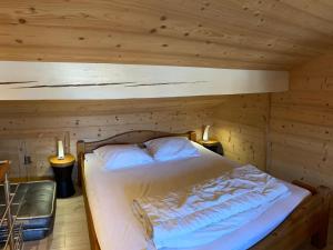 レ・セジーにあるAppartement Les Saisies, 2 pièces, 6 personnes - FR-1-293-86の木造キャビン内のベッド1台が備わるベッドルーム1室を利用します。