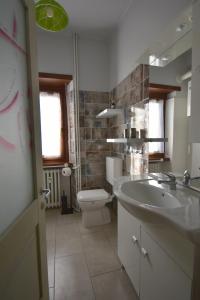 een badkamer met een wastafel en een toilet bij Ca' Elide in Aosta